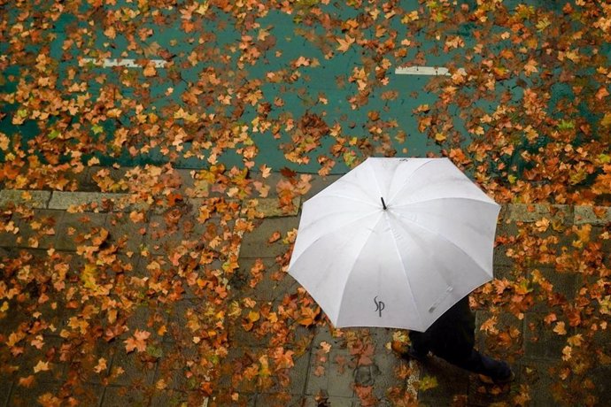 Ciudadanos con paraguas por las calles en un día de lluvias intensas y persistente 