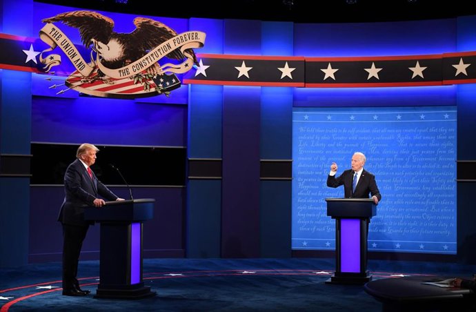 Archivo - Imagen de archivo del expresidente Donald Trump y el actual mandatario, Joe Biden, durante un debate electoral en 2020