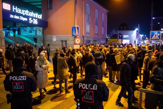 Manifestants a Munic enfront d'un cordó policial.