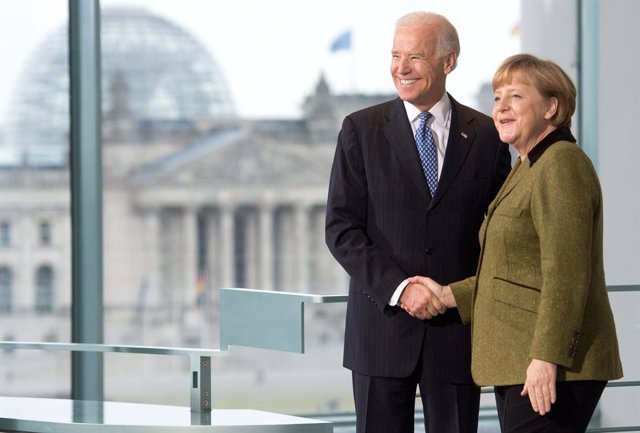 Archivo - FILED - 01 February 2013, Berlin: German Chancellor Angela Merkel (R) shakes hands with then US Vice-President Joe Biden prior to their meeting. Merkel said Berlin's friendship with the US is vital if the problems of these times are to be overco