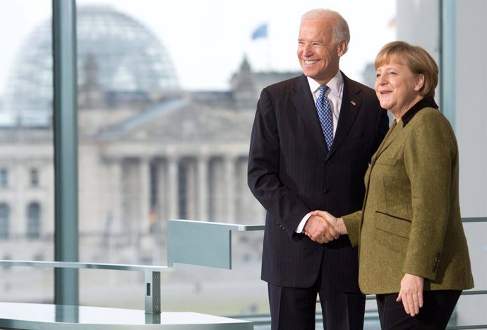 Archivo - FILED - 01 February 2013, Berlin: German Chancellor Angela Merkel (R) shakes hands with then US Vice-President Joe Biden prior to their meeting. Merkel said Berlin's friendship with the US is vital if the problems of these times are to be over