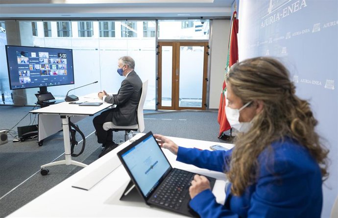 El Lehendakari, Iñigo Urkullu, durante la conferencia de presidentes, junto con la consejera de Salud, Gotzone Sagardui