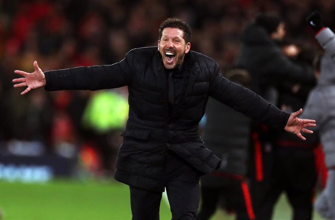Archivo - Diego Pablo Simeone celebra un gol del Atlético en Anfield