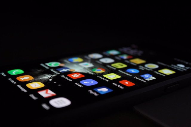 Archivo - Imagen de un 'smartphone' con sistema operativo Android