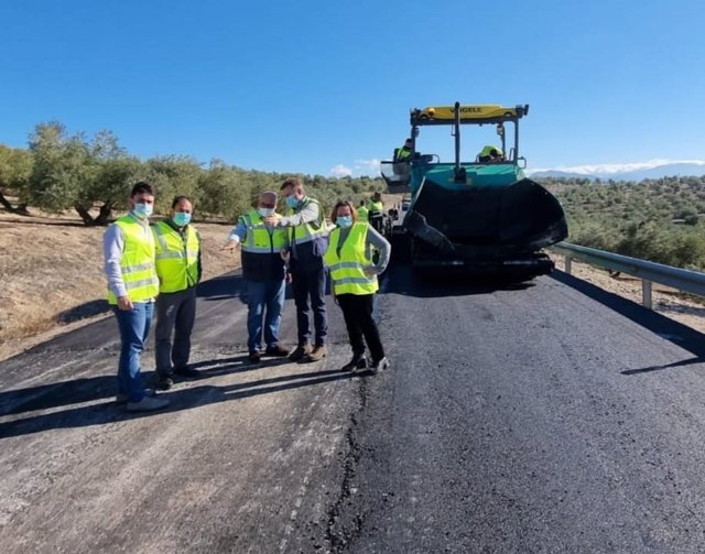 La Junta mejora el asfalto de la vía Villargordo-Torrequebradilla y su conexión con la A-316, acto con la presencia del delegado territorial, Jesús Estrella