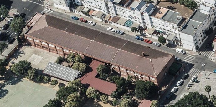 Cubierta del CEIP Pablo Ruiz Picasso que será retirada por la Consejería de Educación.