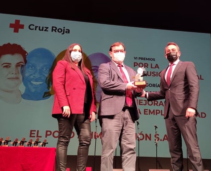 Manuel García Juesas, director de Recursos Humanos de El Pozo Alimentación, y Laura Sánchez Acosta, técnico de Selección de El Pozo Alimentación, en la entrega de Premios de Cruz Roja, junto con el consejero de Transparencia, Seguridad y Emergencias