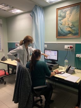 La directora médico del Hospital del Rosell, María José Alonso Sáenz de Miera, coordina con la supervisora de Enfermería las primeras horas del grupo Covid que se ha instalado en la quinta planta del recinto sanitario