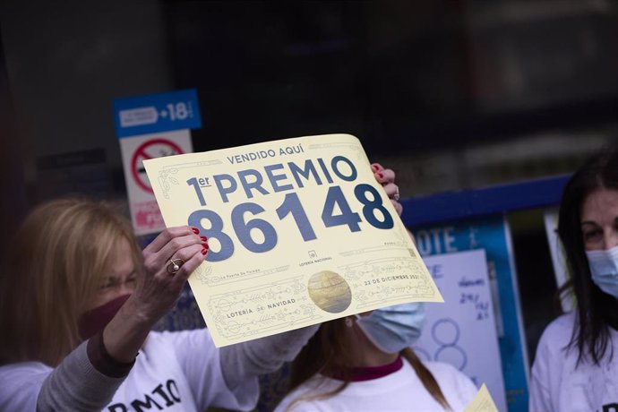 Una de las empleadas de la administración situada en la calle Toledo celebra que han vendido parte del número 86148 correspondiente al  'Gordo' del Sorteo Extraordinario de la Lotería de Navidad, a 22 de diciembre de 2021, en Madrid (España). El sorteo 