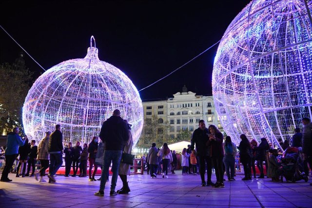 Un grupo de personas asiste al acto de encendido de la iluminación navideña de la plaza del Ayuntamiento, a 29 de noviembre de 2021, en Valencia