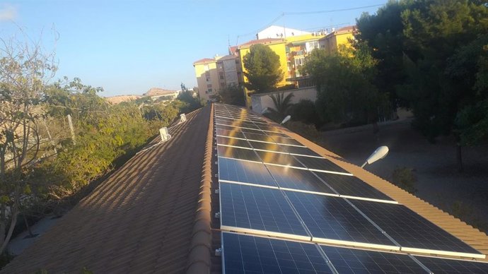 Archivo - Placas solares en edificios públicos de Alicante