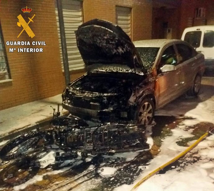 Motocicletas y turismo calcinados