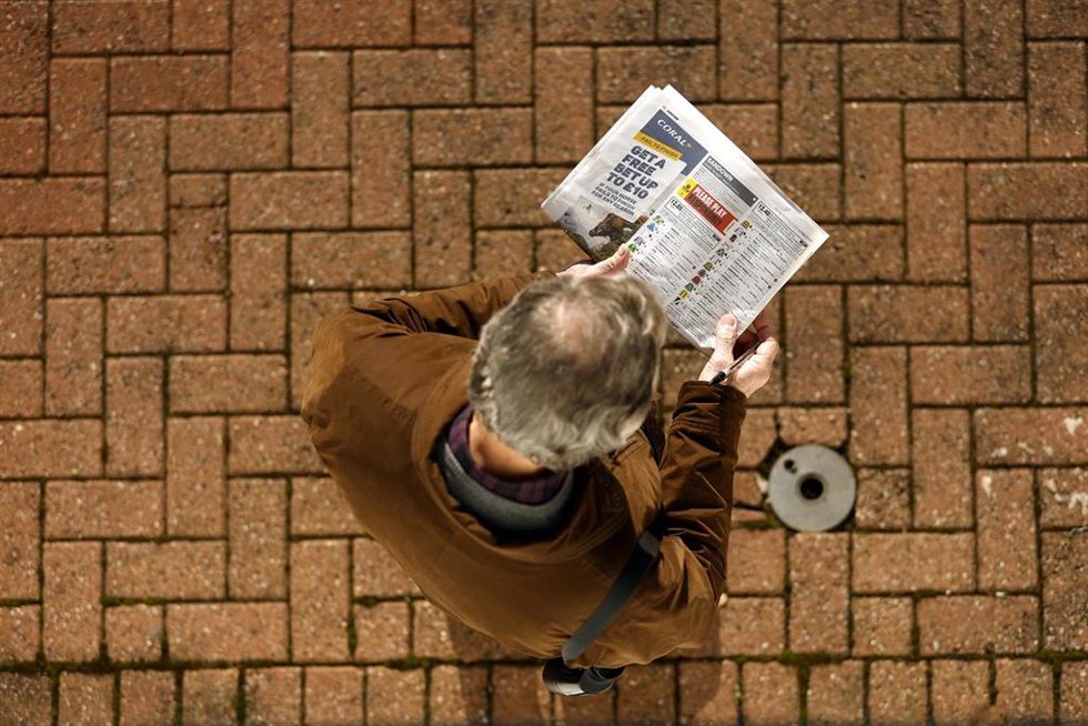 04 December 2021, United Kingdom, Esher: A racegoer before the Betfair Tingle Creek Festival at Sandown Park Racecourse. Photo: Steven Paston/PA Wire/dpa