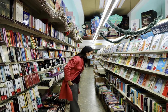 La síndica de Cs, Ruth Merino, mirando los libros