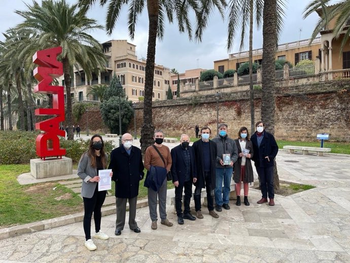 El regidor de Educación, Lloren Carrió, con quienes recibirán las ayudas.