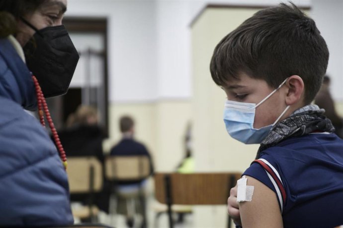 Un niño es vacunado en el centro de vacunación pediátrica