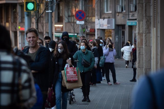 Arxiu - Gent amb mascareta en un carrer