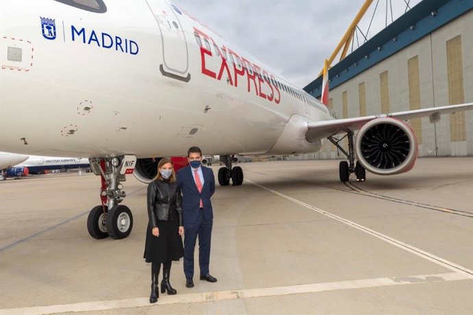 La concejala delegada de Turismo, Almudena Maíllo, y el presidente y consejero delegado de Iberia Express, Carlos Gómez