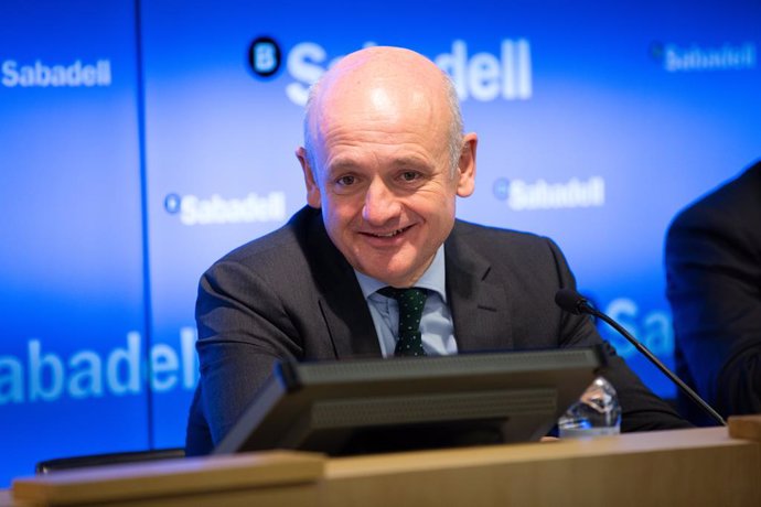 Archivo - El director general del Banco Sabadell, Tomás Varela, durante la presentación en Barcelona de los resultados del primer trimestre de 2019 de la entidad bancaria.