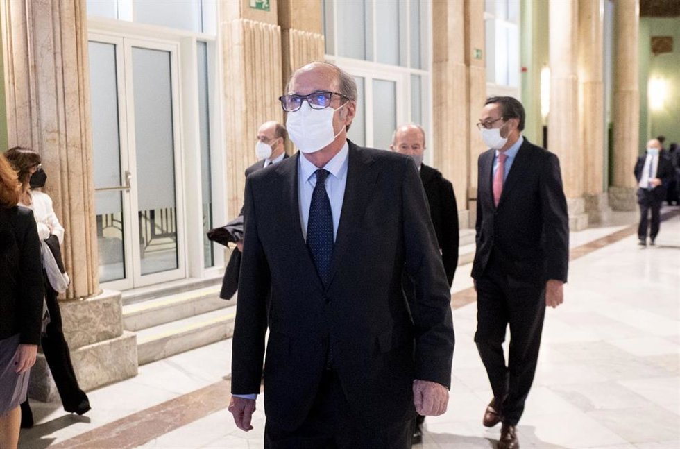 El Defensor del Pueblo, Ángel Gabilondo (c), a su llegada a la entrega de los XXIII Premios Derechos Humanos de la Abogacía, en el Círculo de Bellas Artes este 9 de diciembre de 2021 en Madrid