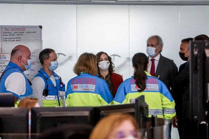 La presidenta de la Comunidad de Madrid, Isabel Díaz Ayuso, a su llegada a una visita a la Agencia de Seguridad y Emergencias de Madrid 112 (ASEM112), a 23 de diciembre de 2021, en Pozuelo de Alarcón, Madrid, (España). Su visita tiene como objetivo feli