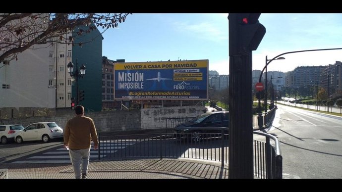 Foro instala vallas publicitarias para reivindicar al Gobierno de Asturias más conexiones aéreas.