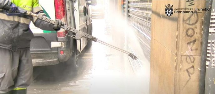 El Ayuntamiento de Pamplona desarrolla una campaña de limpieza especial en elementos verticales, mobiliario urbano y alumbrado público del Casco Antiguo