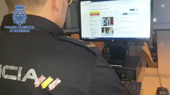 Archivo - Agentes de la Policía Nacional investigan un presunto fraude en permisos de trabajo