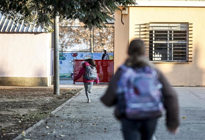 Dos niñas entran en el colegio público CEIP Antonio Machado, a 15 de diciembre de 2021, en Valencia