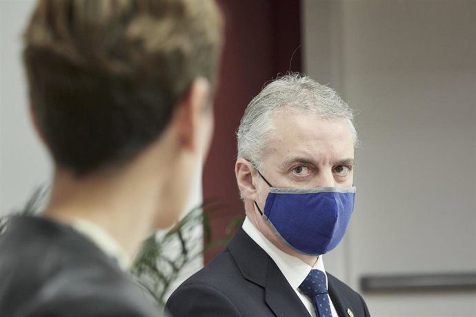 El Lehendakari, Íñigo Urkullu (d), y la presidenta de Navarra, María Chivite (i), durante una rueda de prensa tras la firma de un nuevo protocolo de cooperación entre Navarra y Euskadi, en el Palacio de Navarra, a 10 de diciembre de 2021