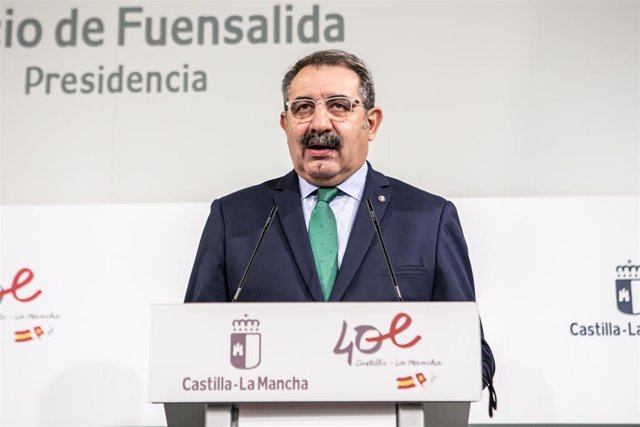 El consejero de Sanidad, Jesús Fernández Sanz, comparece en rueda de prensa