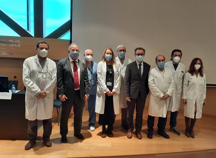 Parte del equipo médico que ha participado en el trasplante junto al director de Son Espases, Josep Pomar, y el director general del IBSalut, Juli Fuster.