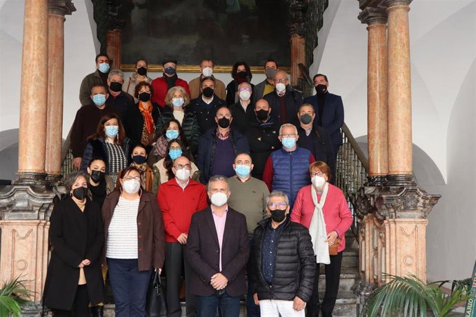 El presidente del IPBS, Francisco Ángel Sánchez (centro), junto a representantes de los colectivos beneficiarios.