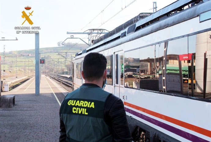 Un agente d ela Guardia Civil en una estación de tren