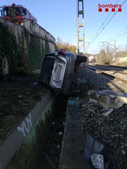 Imatge del vehicle que ha caigut prop de la via del tren a Flaçà (Girona)