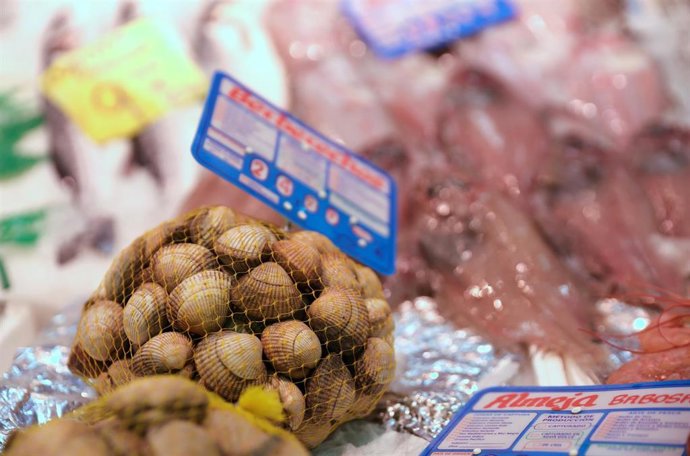 Almejas en un puesto en el Mercado de San Isidro, a 17 de diciembre de 2021, en Madrid, (España).