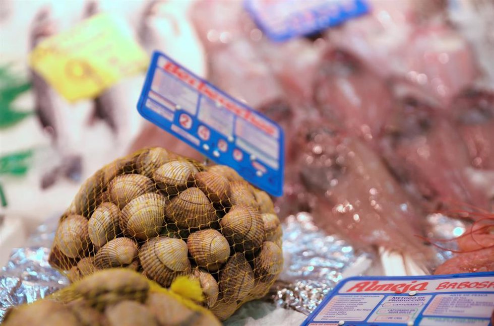 Almejas en un puesto en el Mercado de San Isidro, a 17 de diciembre de 2021, en Madrid, (España).