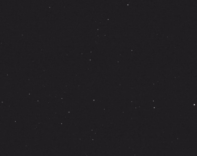 La cámara DRACO de DART capturó y devolvió esta imagen de las estrellas en Messier 38, o el cúmulo de estrellas de mar, que se encuentra a unos 4.200 años luz de distancia