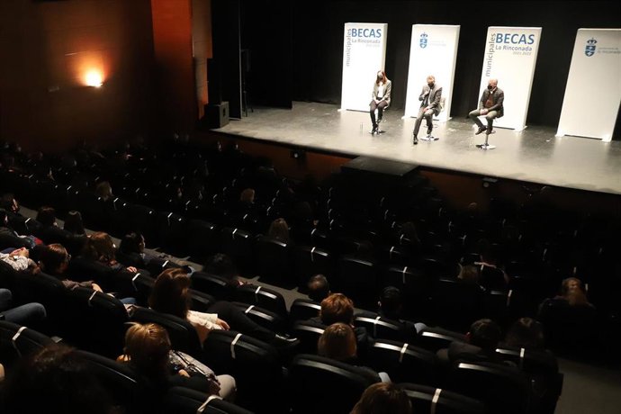 Las becas se entregaron en el Centro Cultural de La Villa de La Rinconada.