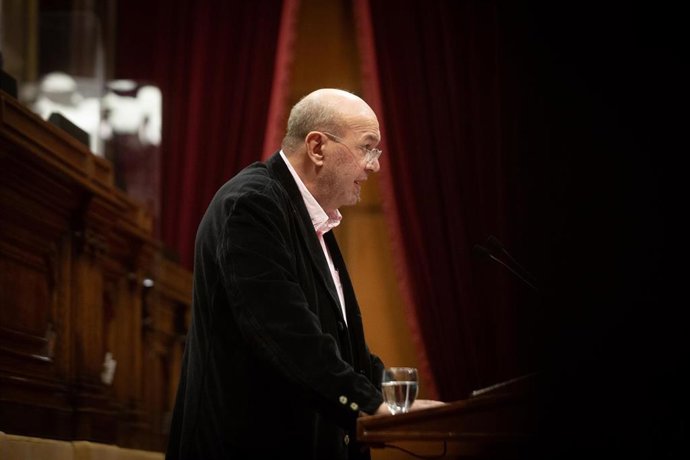 El diputado de los comuns en el Parlament Joan Carles Gallego en el pleno de Presupuestos