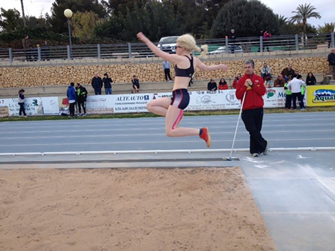 Archivo - Atleta ciega en una prueba de salto de longitud