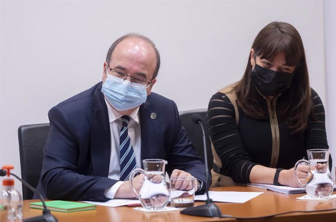 El ministro de Cultura y Deporte, Miquel Iceta, y la directora general del Libro y de Fomento de la Lectura, María José Gálvez, en la presentación del Plan de Fomento de la Lectura 2021-2024, en la sede del Ministerio, a 23 de diciembre de 2021, en Madr
