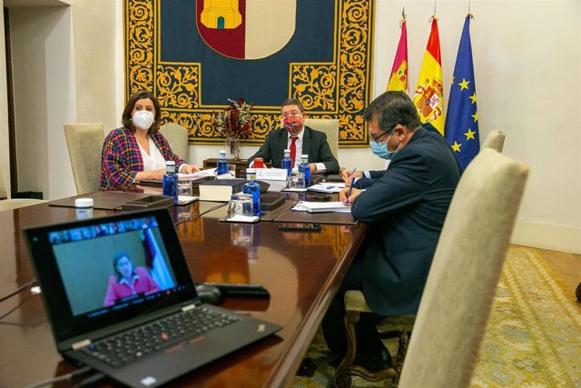 El jefe del Ejecutivo de Castilla-La Mancha, Emiliano García-Page, preside, en el Palacio de Fuensalida, la reunión del Consejo de Gobierno Extraordinario Telemático