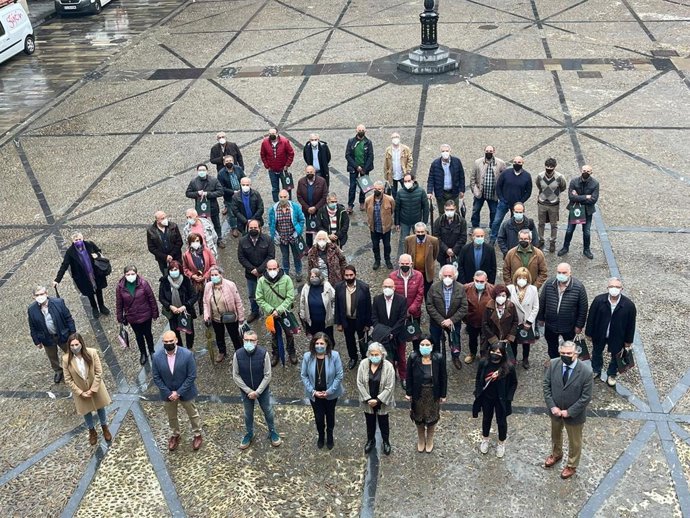Alcaldesa de Gijón, Ana González y miembros de la Corporación gijonesa en el homenaje a los trabajadores municipales jubilados este año del Ayuntamiento de Gijón (Foto de familia en la plaza mayor)