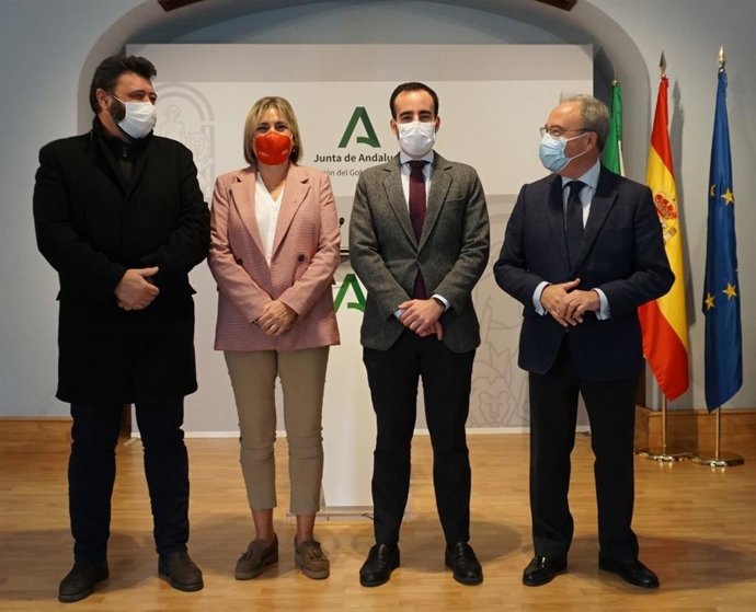 El responsable de Empleo, Ángel Herrador (segundo por la dcha.), junto a agentes económicos y sociales de la provincia.