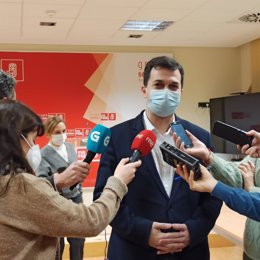 El portavoz parlamentario del PSdeG, Gonzalo Caballero, en declaraciones a los medios