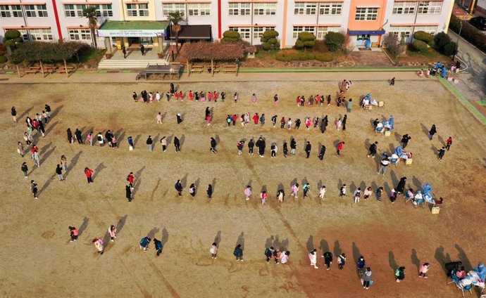 Pruebas de coronavirus en una escuela de Gwangju, Corea del Sur