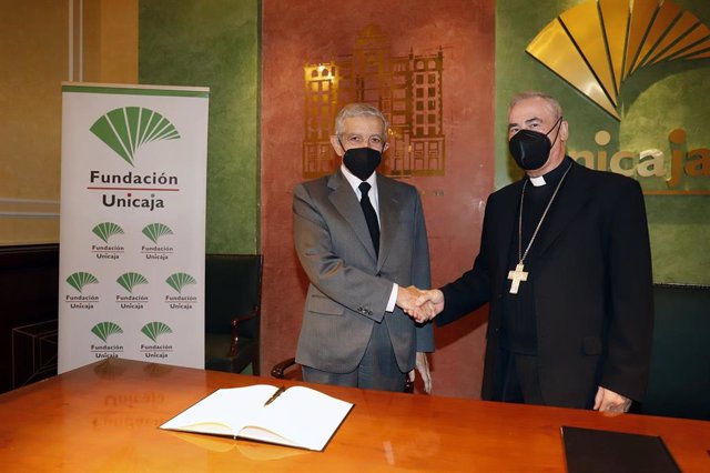 El presidente de la Fundación Unicaja, Braulio Medel, y el obispo de Málaga, Jesús Catalá, renuevan convenio sobre el Palacio Episcopal.