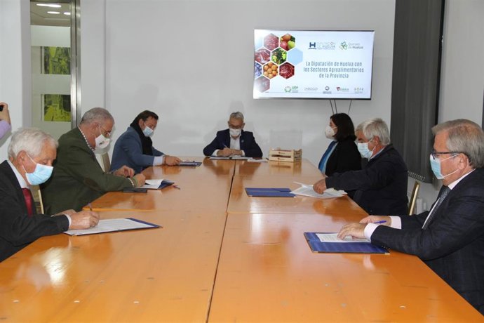 Reunión de la Diputación de Huelva con el sector agroalimentario.