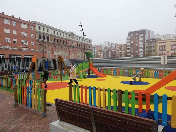 La plaza pública situada en el solar de Maristas, abierta para el disfrute de la ciudadanía